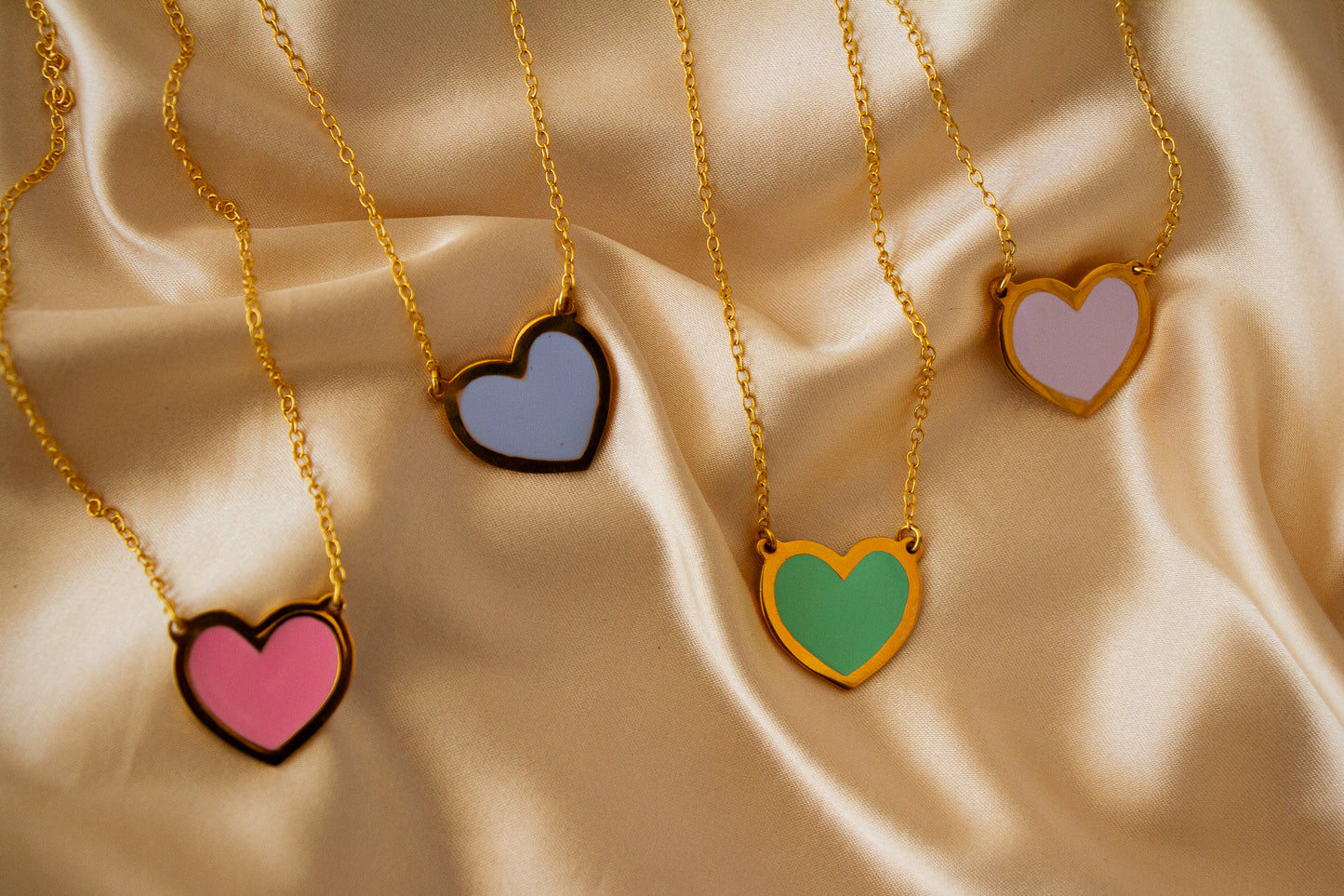 COLLAR CORAZÓN ESMALTADO