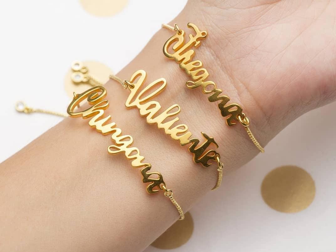 PULSERA AJUSTABLE CON PALABRA PERSONALIZADA DORADA